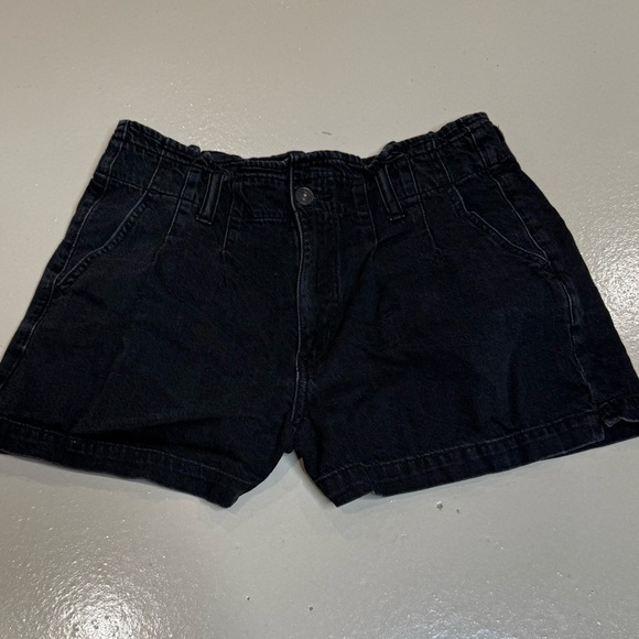 Super cute staple Black shorts from American Eagle Women’s Size 8 pleated waist - Picture 1 of 5